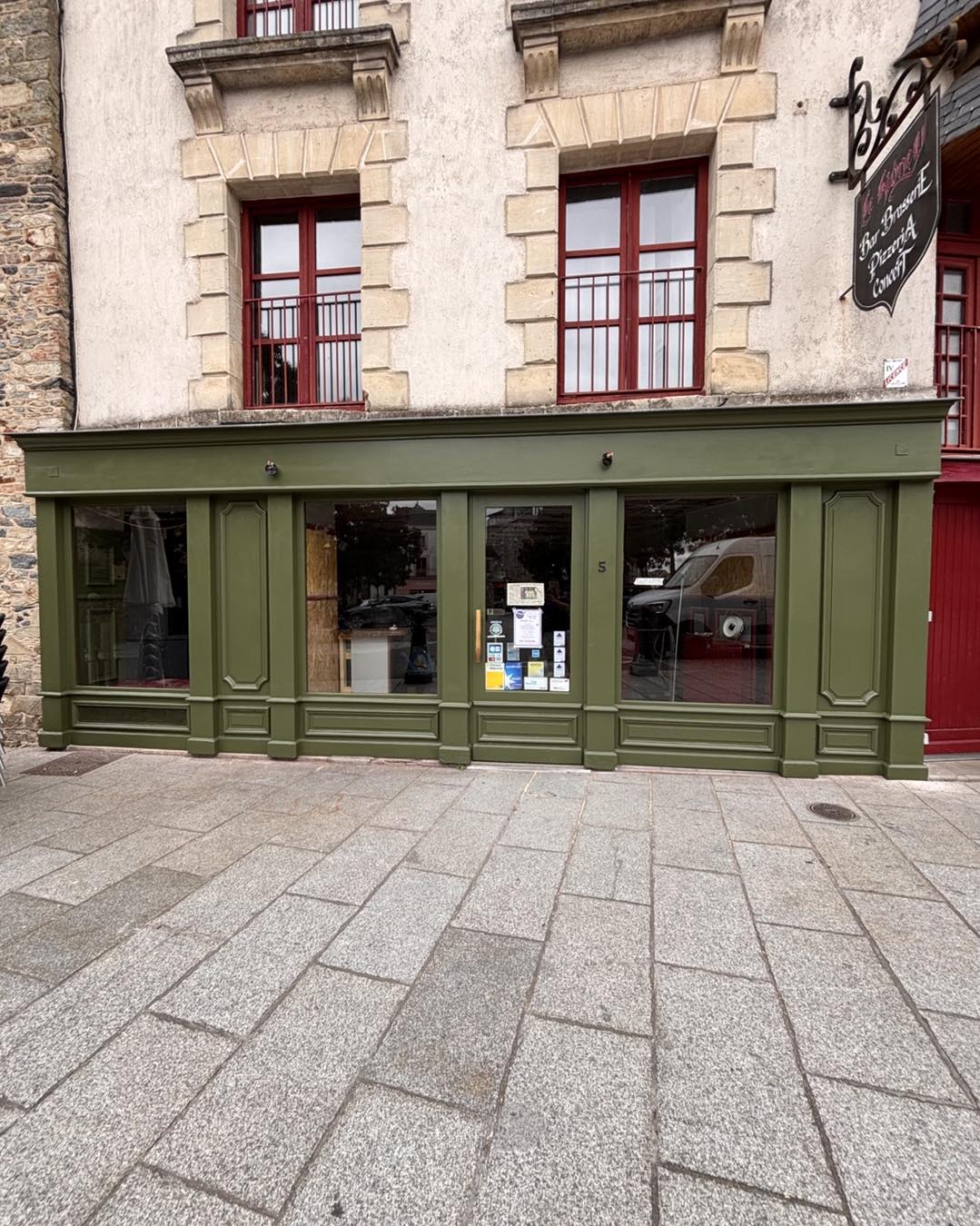 Devanture professionnelle ravalée et peinte vert olive