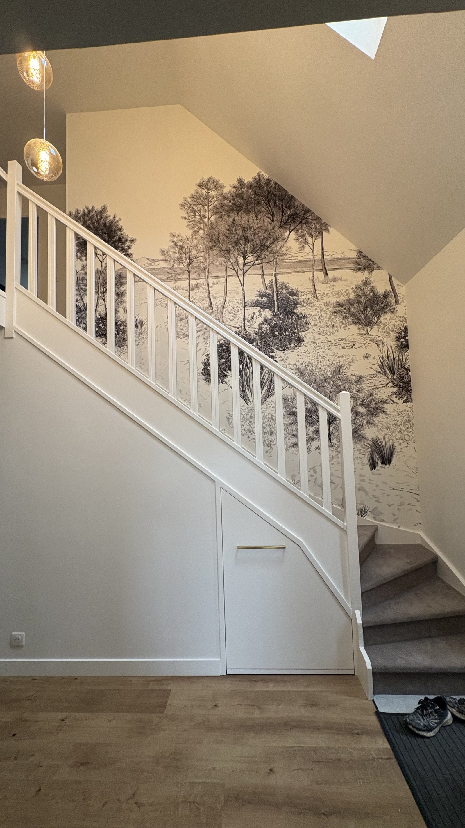 Pose de fresque murale sépia avec arbres dans cage d'escalier